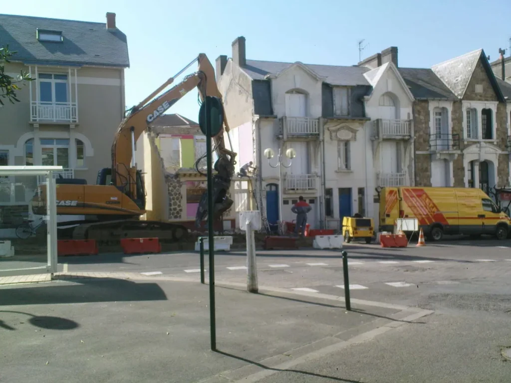 Réalisation de travaux de démolition par l'entreprise STTP, entreprise de travaux publics à Talmont Saint Hilaire