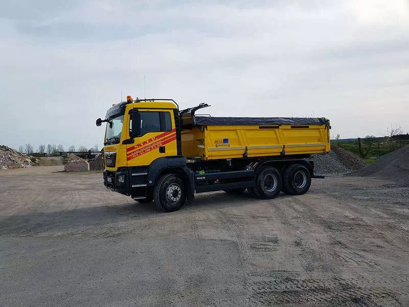 Réalisation de location et transport par l'entreprise STTP, entreprise de travaux publics à Talmont Saint Hilaire